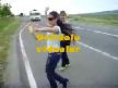 Otostop yapan kızların ilginç dans showu