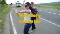 Otostop yapan k�zlar�n ilgin� dans showu